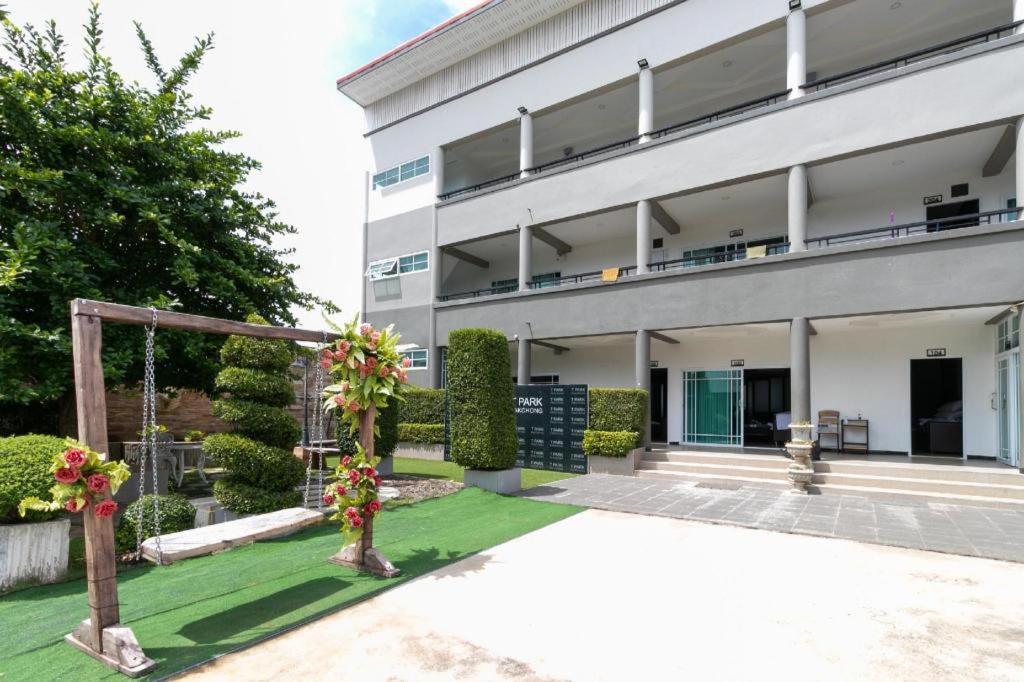 Oyo 75305 T Park Pak Chong Hotell Mu Si Eksteriør bilde
